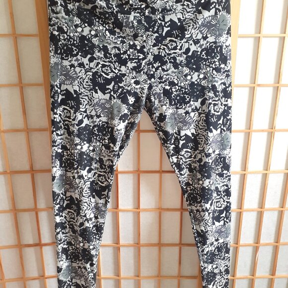 LULAROE LEGGINGS STRETCH BANDED BLACK & WHITE FLORAL WOMENS SIZE TALL & CURVY - Picture 4 of 6